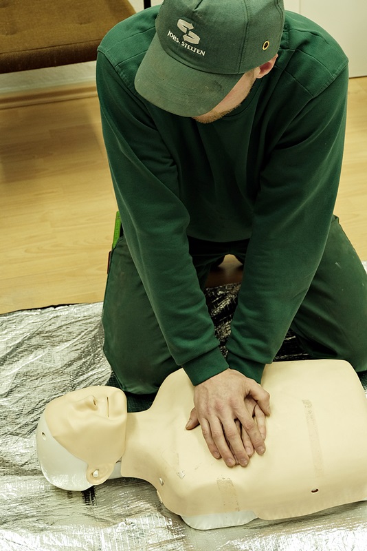 Defibrillator Schulung Stelten 2 web Stelten KG