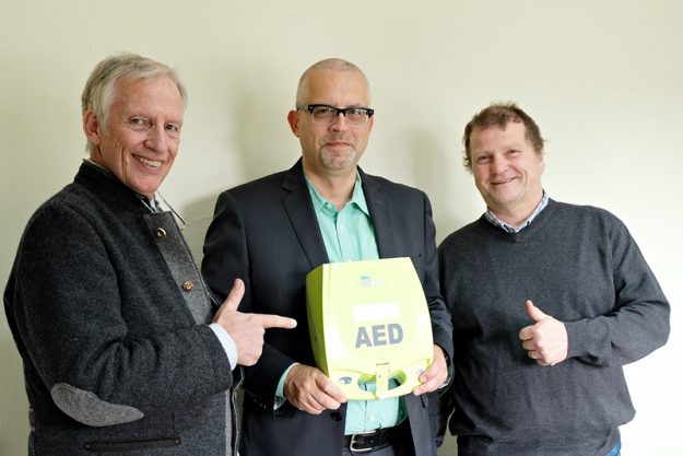 Defibrillator Übergabe 1 web